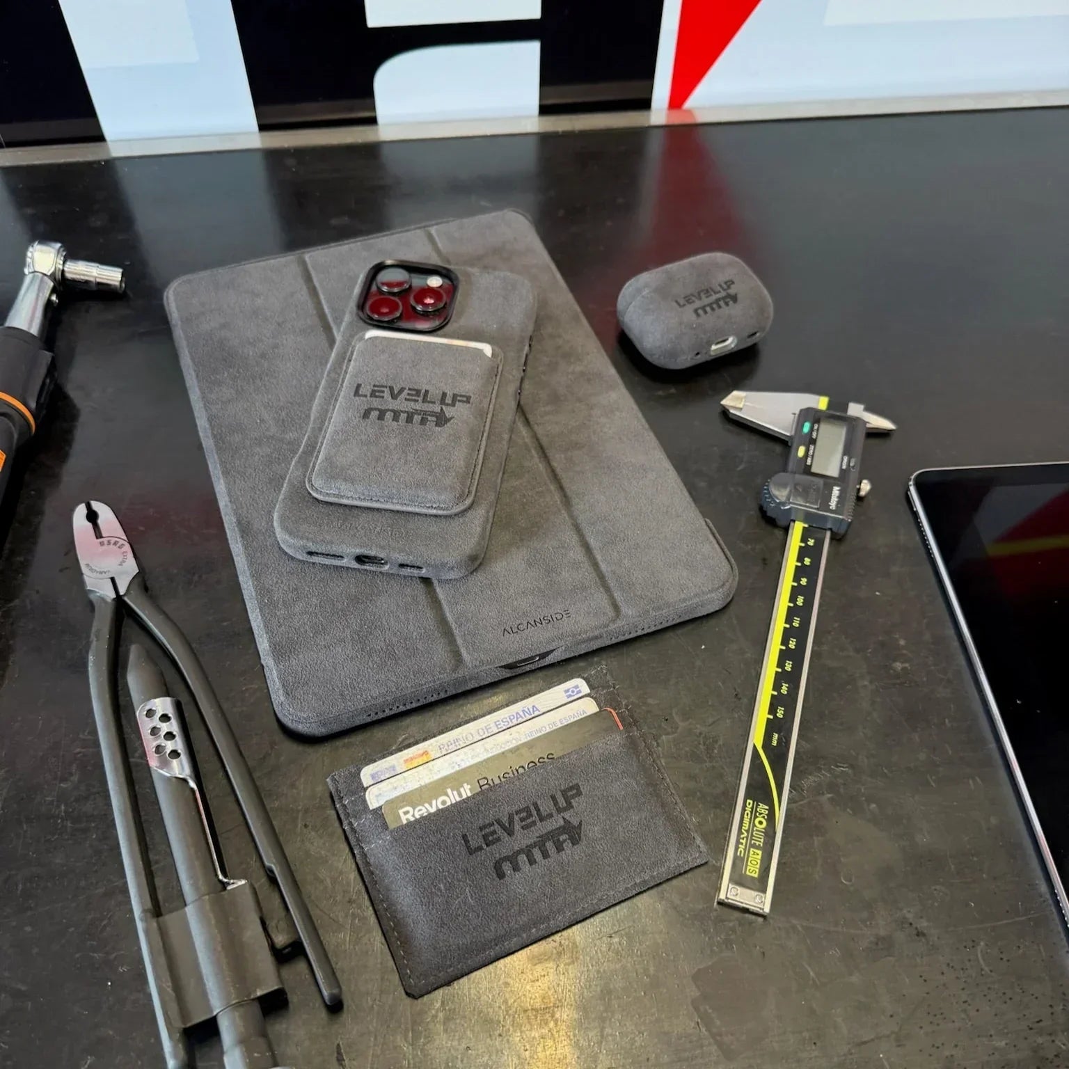 Alcantara iPad Cover - For iPad Pro 2024 (11 inch) - LEVEL UP MTA - Space Grey - Alcanside